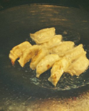 Baharatlı kızarmış tavuk göğsü.