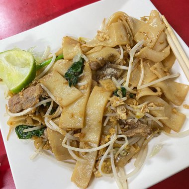 Tayland erişteli Tayland yemeği ve kızarmış tavuk.