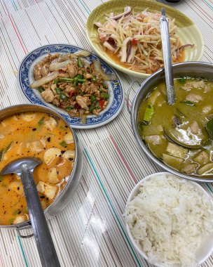 Tayland yemeği, domuz ve sebzeli kızarmış pilav.