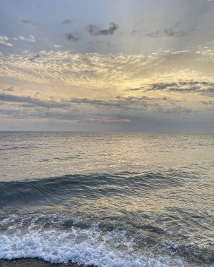 Baltık deniz kıyısında güzel bir gün batımı