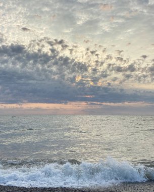 Denizin üzerinde güzel bir gün batımı
