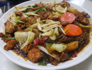 Sebzeli ve soslu kızarmış pirinç.