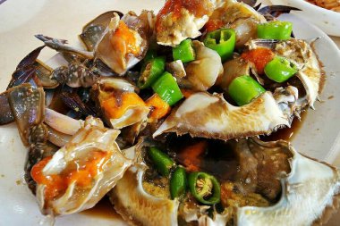 Sos ve baharatlı kızarmış deniz ürünleri.