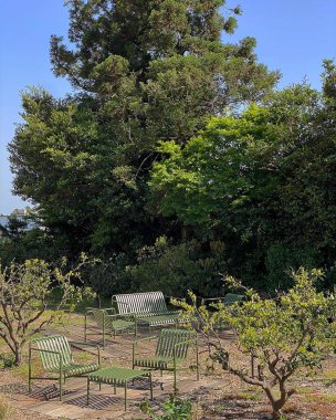 İki cennet de çeşit ağaçlarla doludur..