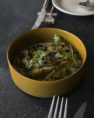 Maydanozlu balkabağı çorbası ve seramik kasede kara biber.