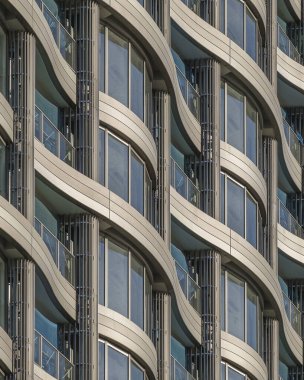 Pencereli modern binanın ön cephesi