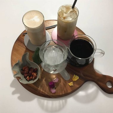 kahve ve kahve ahşap bir masada.