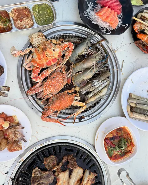 Izgara deniz ürünleriyle barbekü.