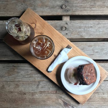 Çikolatalı ve buzlu kahve.