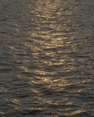 Karadeniz 'in arka planında altın ışık