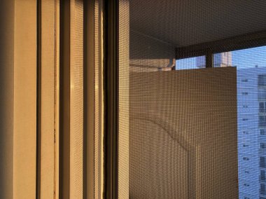 Bir bardak suyla modern pencere.