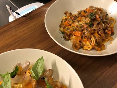 Lezzetli Asya yemeklerinin yakın görüntüsü