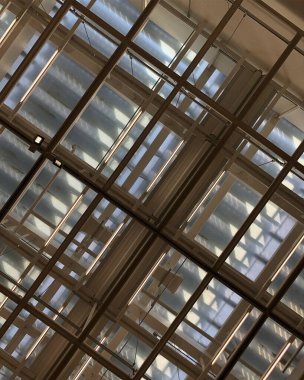 Modern bir binanın içinde.