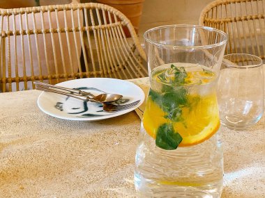 Buzlu ve nane yapraklı limonata.