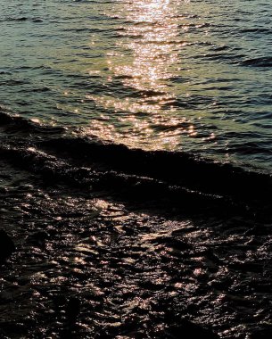 Sahildeki deniz dalgaları