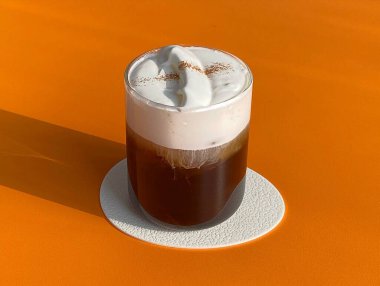 Tahta bir masada bir fincan kahve.