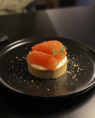 Bir tabak somon ve peynirin mutfak fotoğrafı.