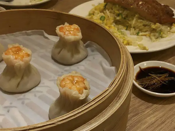 Lezzetli Asya yemeklerinin yakın görüntüsü