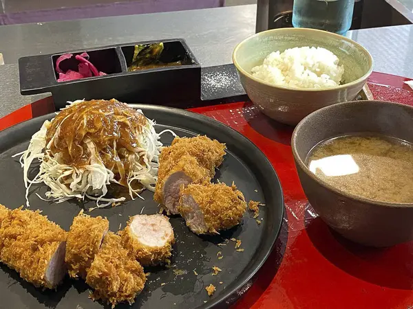 Patates ve sebzeli kızarmış tavuk.