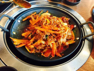 Kore yemekleri kızarmış şehriye ve kızarmış erişte.