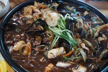 Sebzeli ve baharatlı kızarmış tavuk.