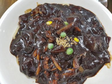 Lezzetli Asya yemeklerinin yakın görüntüsü