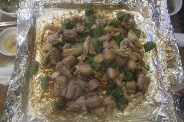 Baharatlı soslu Tayland domuzu, baharatlı ve lezzetli