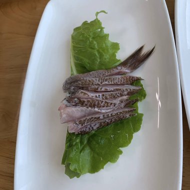 Kızarmış balık ve marul.