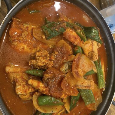 Karıştır - sebze ve baharatlı kızarmış tavuk