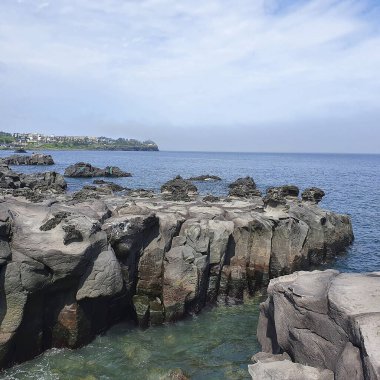 İsrail 'in kuzeyindeki kayalık deniz kıyısında.