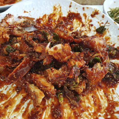 Sarımsaklı ve baharatlı kızarmış tavuk.