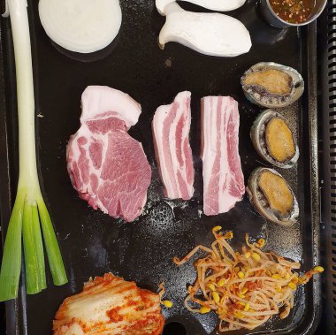 Baharatlı çiğ et ve pişirmek için bitkiler.