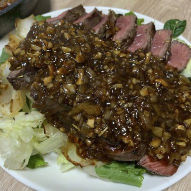 Sebze ve otlar ile ızgara sığır eti