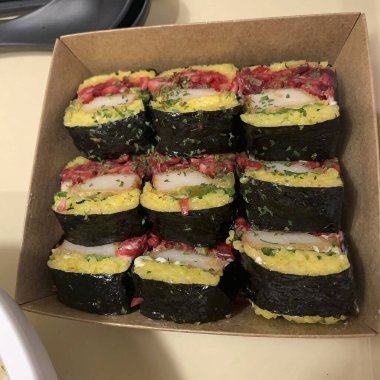 Pilav ve somonlu suşi.