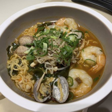 Karides ve sebzeli Tayland eriştesi.