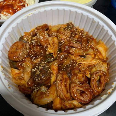 Tavuk ve sebzeli kızarmış pilav.