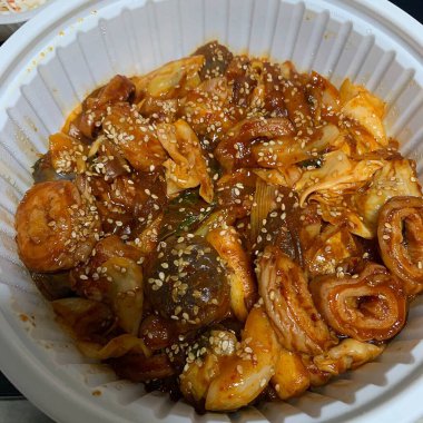 Sebzeli ve baharatlı kızarmış tavuk.