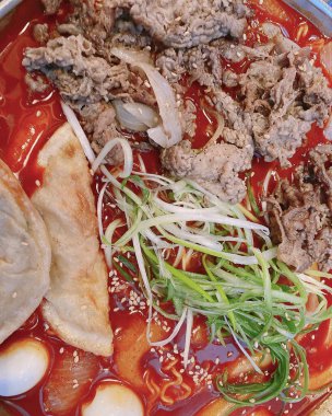 Tavuklu, sebzeli ve etli Çin eriştesinin yakın plan görüntüsü.