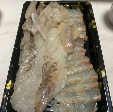 Beyaz arka planda taze çiğ balık