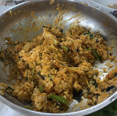 Tavuk ve sebzeli kızarmış pilav.