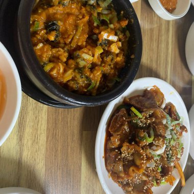 Lezzetli Asya yemeklerinin yakın görüntüsü