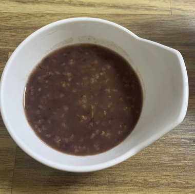 Siyah kase sıcak pirinç ve süt veya sıcak çorba..