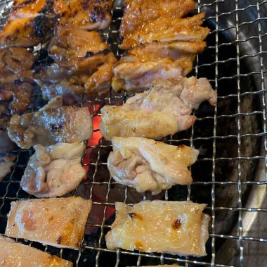 Izgarada kızarmış tavuk.