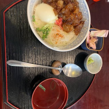 Bir tabak sığır etinin mutfak fotoğrafı.