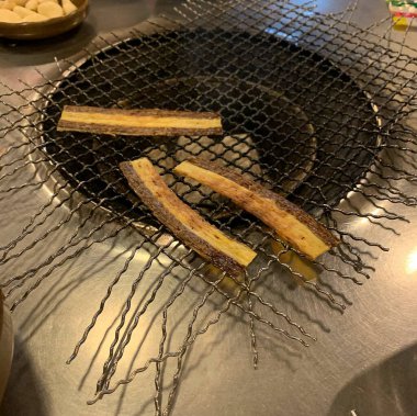 Izgarada ızgara tavuk kanadı.