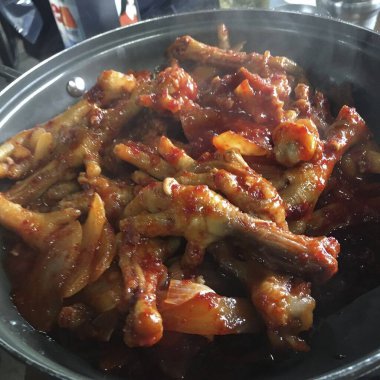 Sebzeli ve baharatlı kızarmış tavuk.