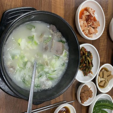 Kore çorbası, sığır eti, domuz eti, kimçi, çorba ve kimçi.