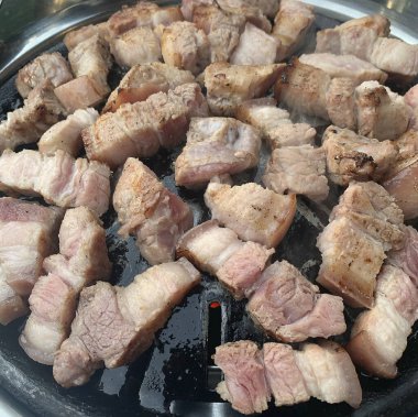 Tavada domuz ve domuz pirzolası