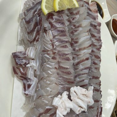 Limon ve tuzlu çiğ somon pişirmeye hazır.