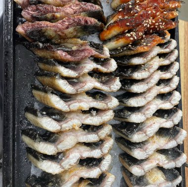 Markette ızgara kalamar.